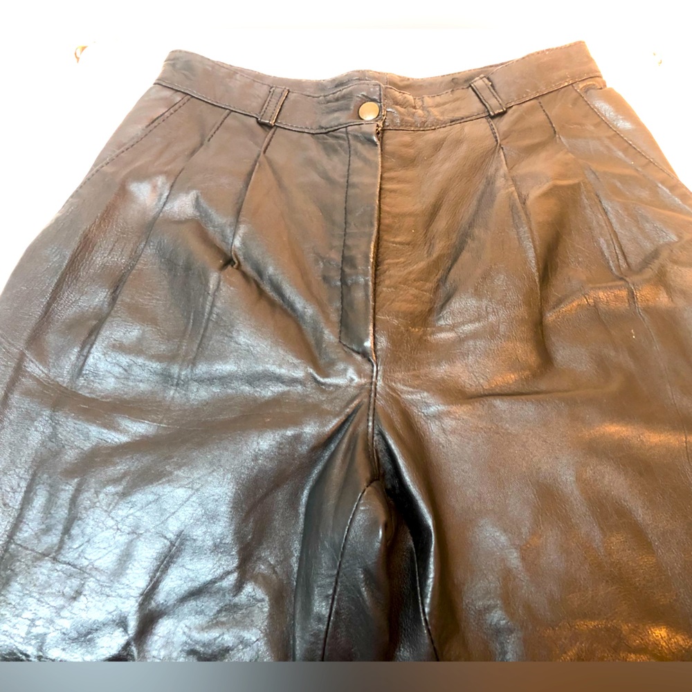 Wide front pockets and front folds leather pants